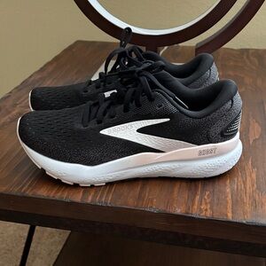 Brooks Women's Black and White Athletic Shoes